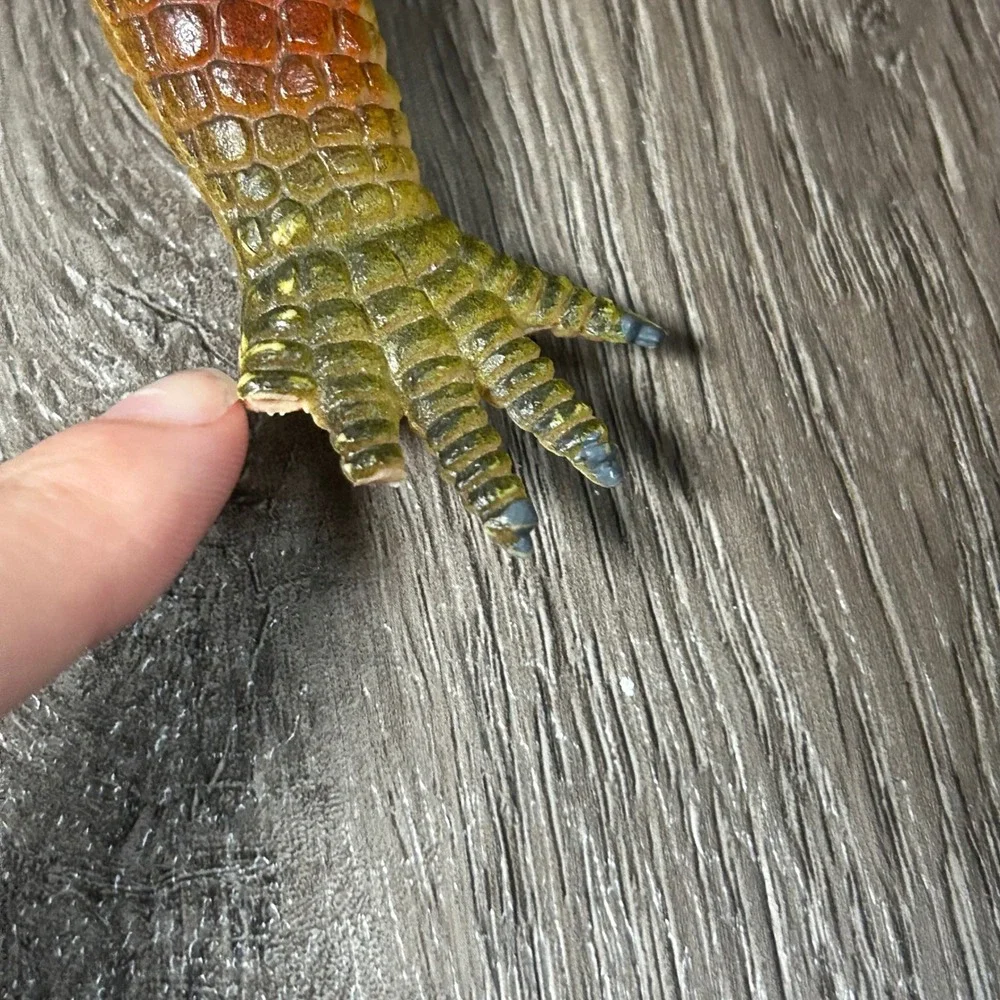 Dor Mei Alligator Toy Figure 29